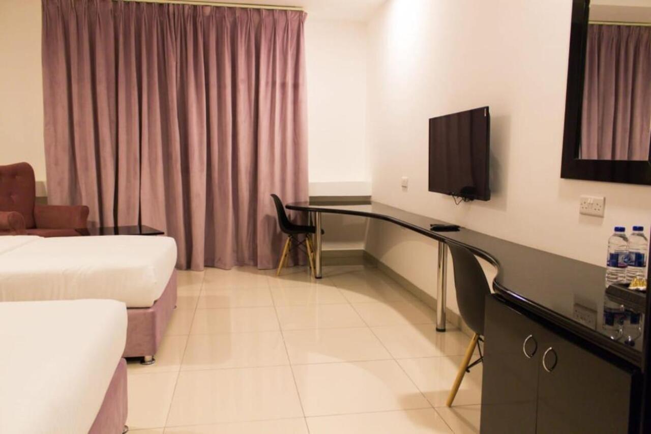 Parkside Plaza Muscat Hotel Exterior photo